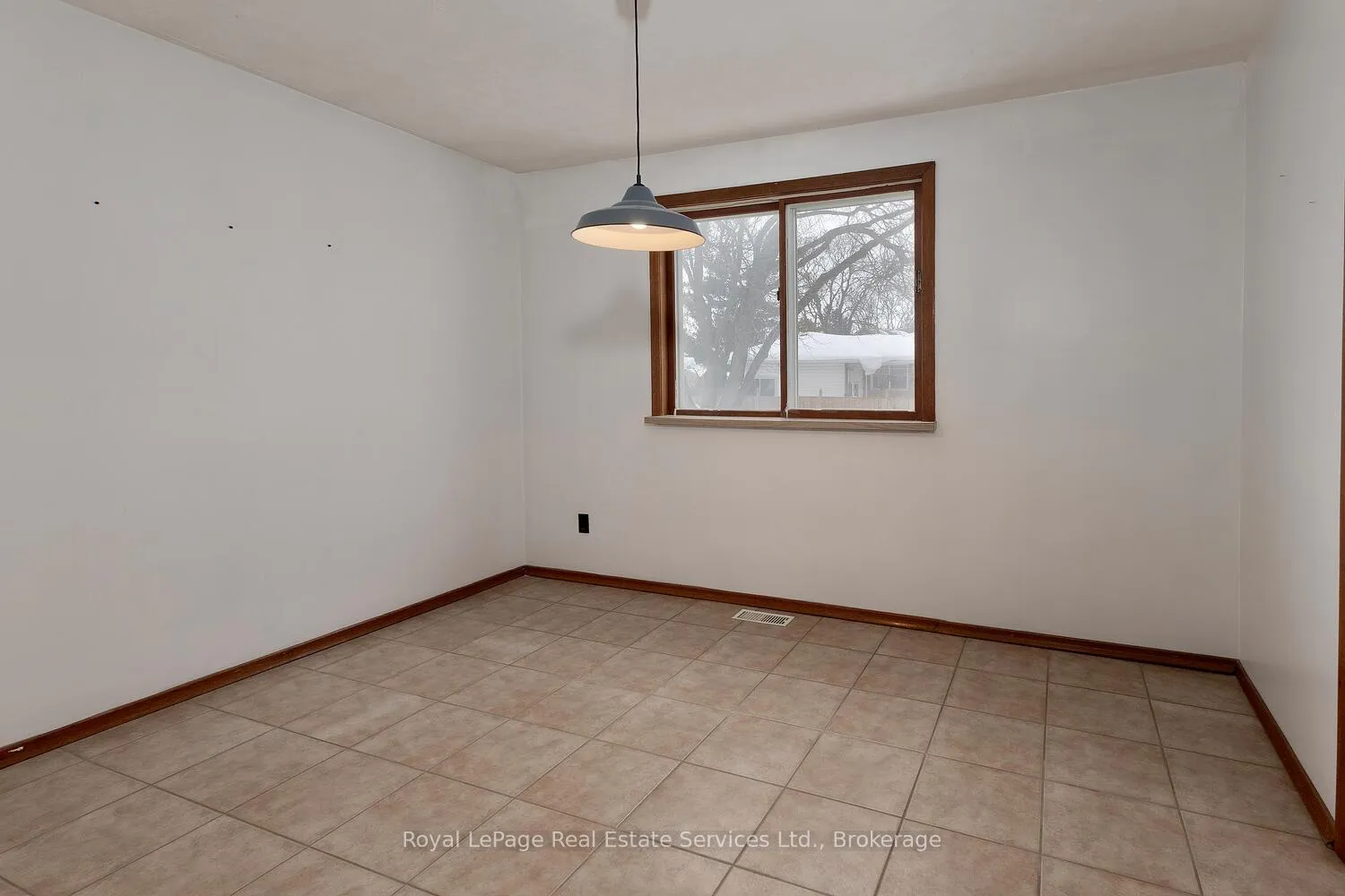 Photo 11 of 246 Forman Avenue, Stratford — HOMEH