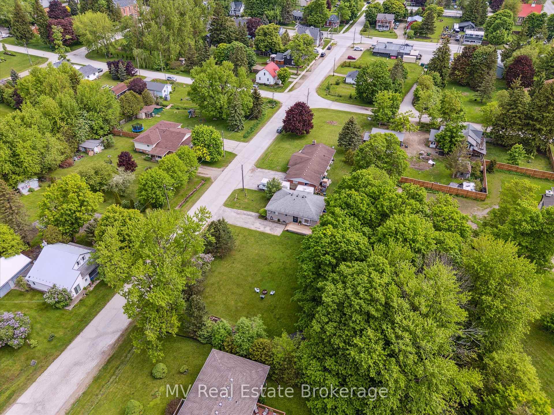 Photo 2 of 25 Graham Street W, Mapleton, Rural Mapleton — HOMEH
