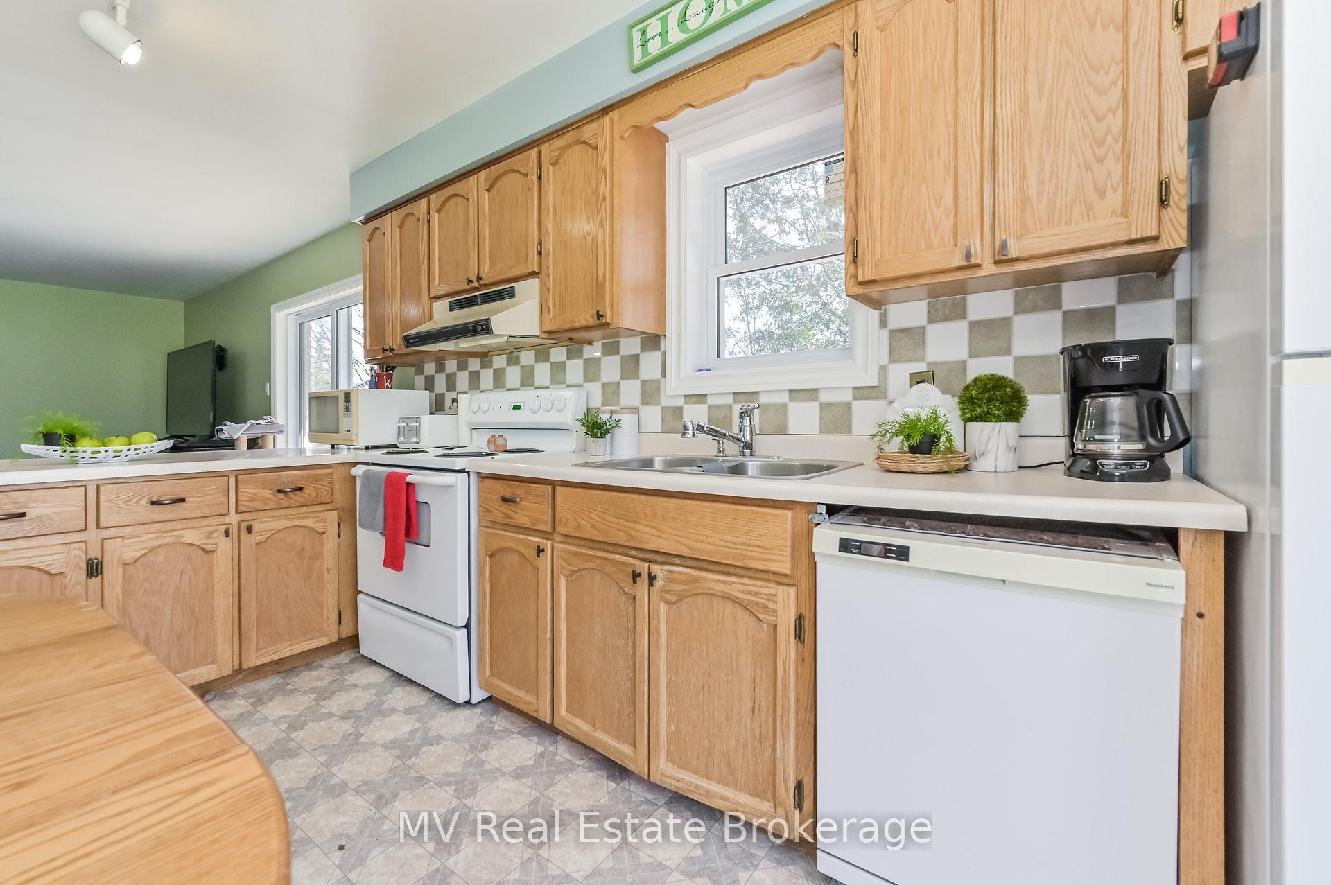 Photo 10 of 25 Graham Street W, Mapleton, Rural Mapleton — HOMEH