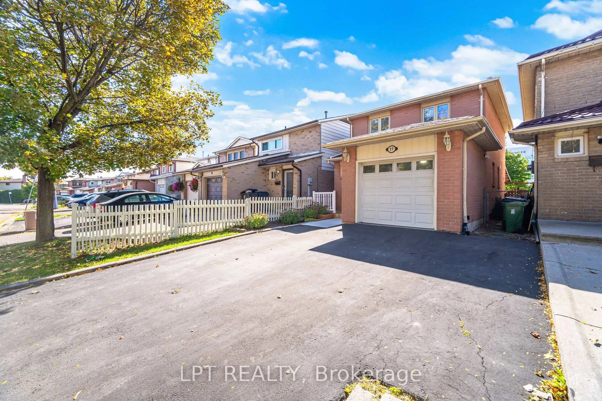 Photo 3 of 27 Woodsview Avenue, Etobicoke, West Humber-Clairville — HOMEH