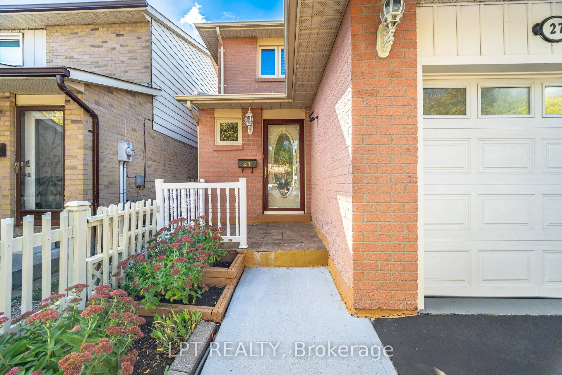 Photo 4 of 27 Woodsview Avenue, Etobicoke, West Humber-Clairville — HOMEH