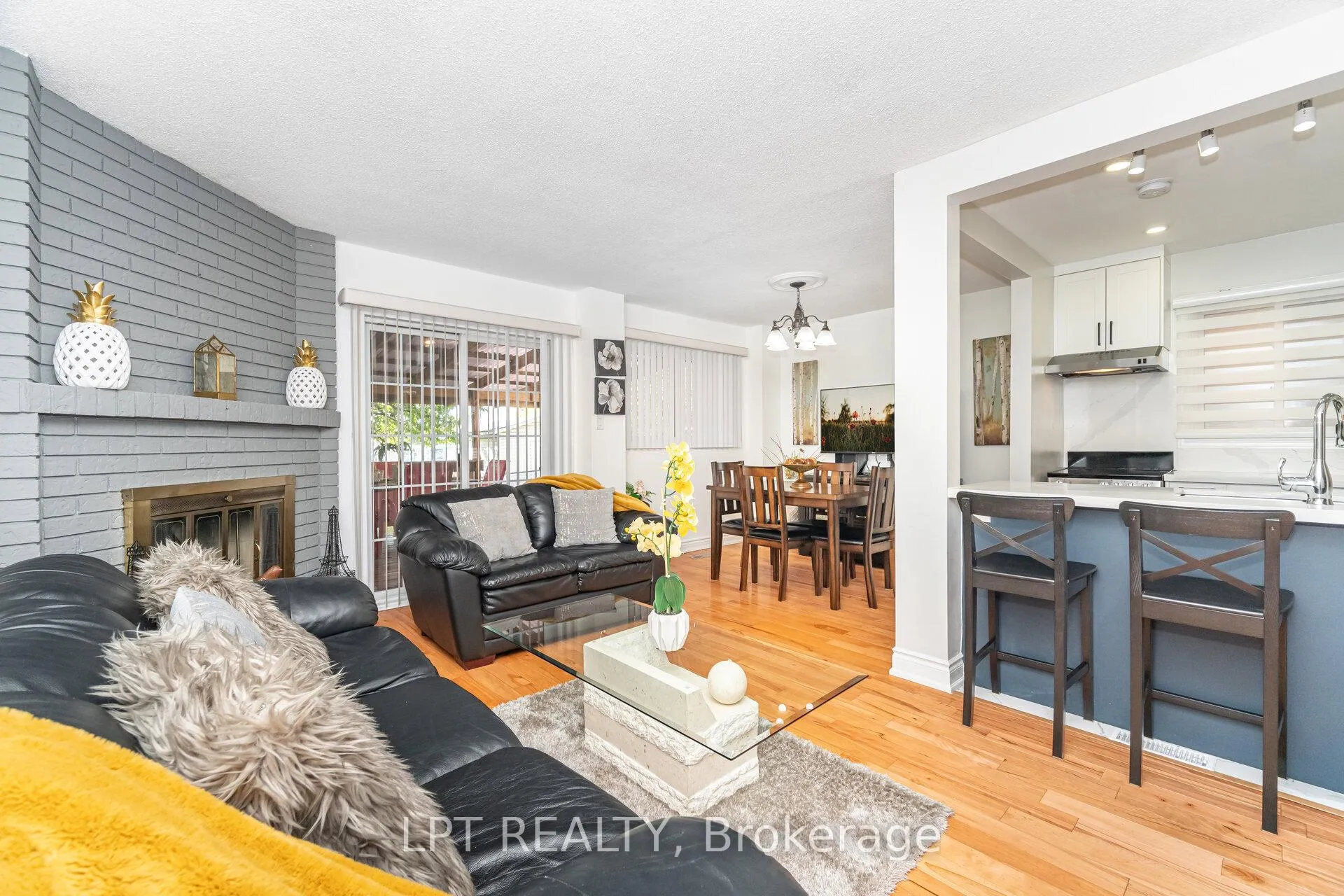 Photo 9 of 27 Woodsview Avenue, Etobicoke, West Humber-Clairville — HOMEH