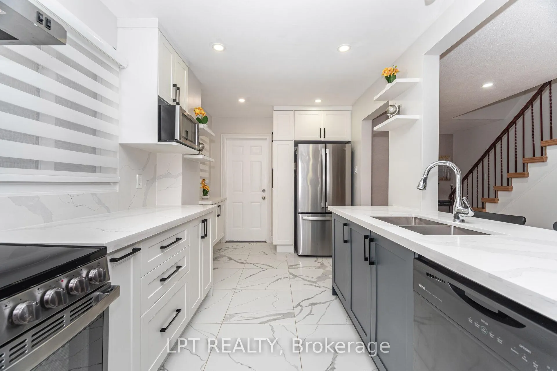 Photo 12 of 27 Woodsview Avenue, Etobicoke, West Humber-Clairville — HOMEH