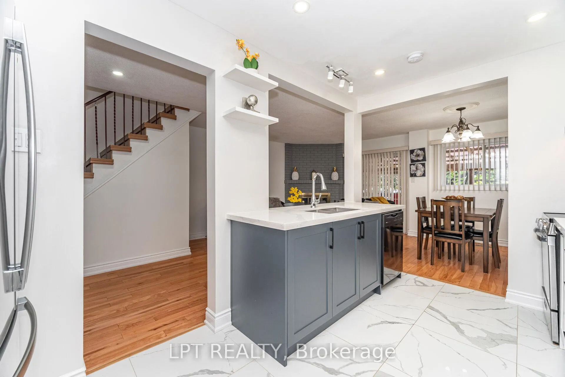 Photo 15 of 27 Woodsview Avenue, Etobicoke, West Humber-Clairville — HOMEH