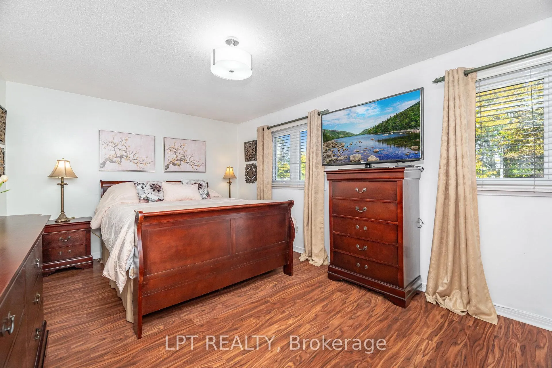 Photo 18 of 27 Woodsview Avenue, Etobicoke, West Humber-Clairville — HOMEH