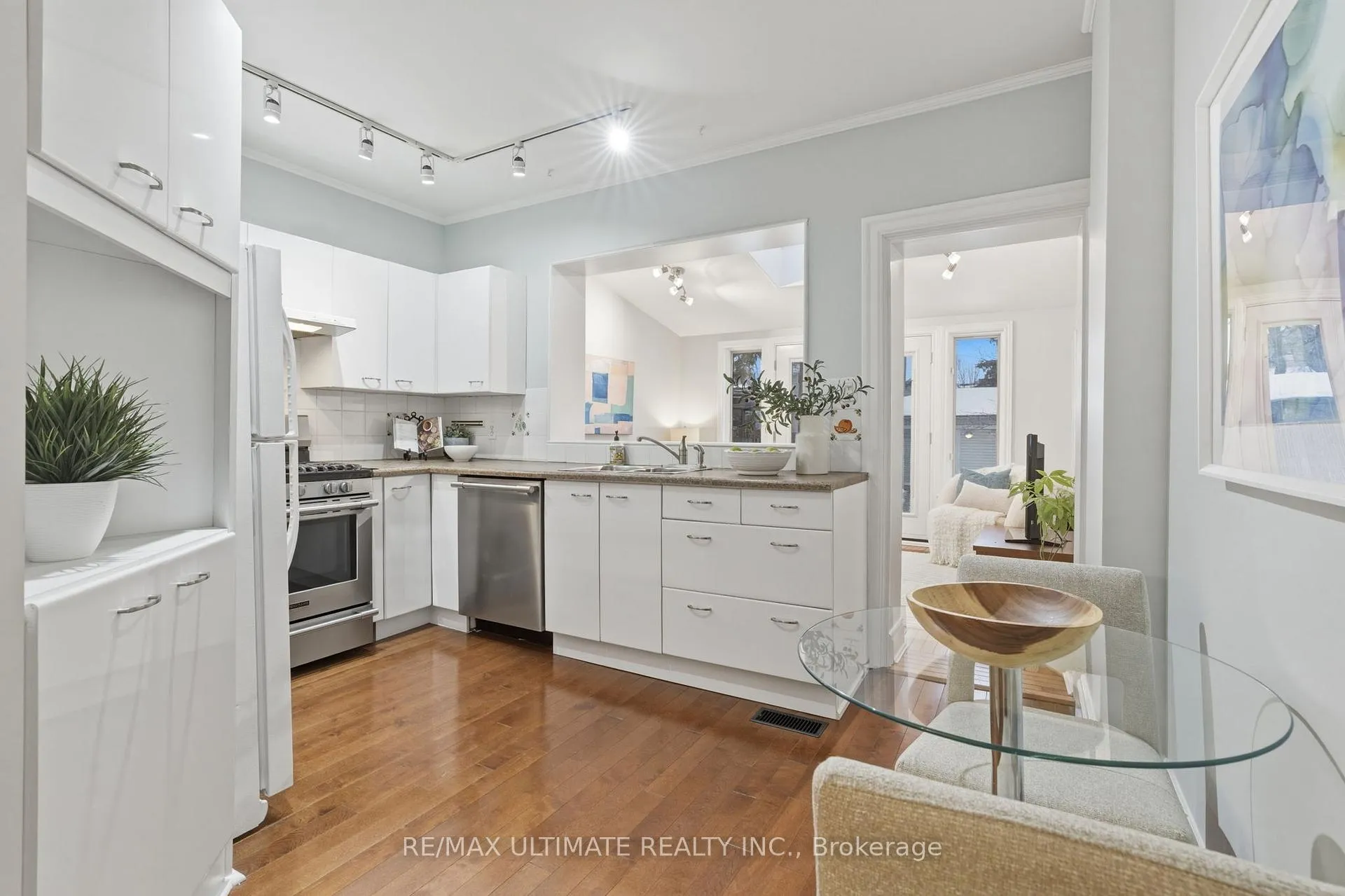Photo 9 of 27 Osborne Avenue, Toronto, East End-Danforth — HOMEH