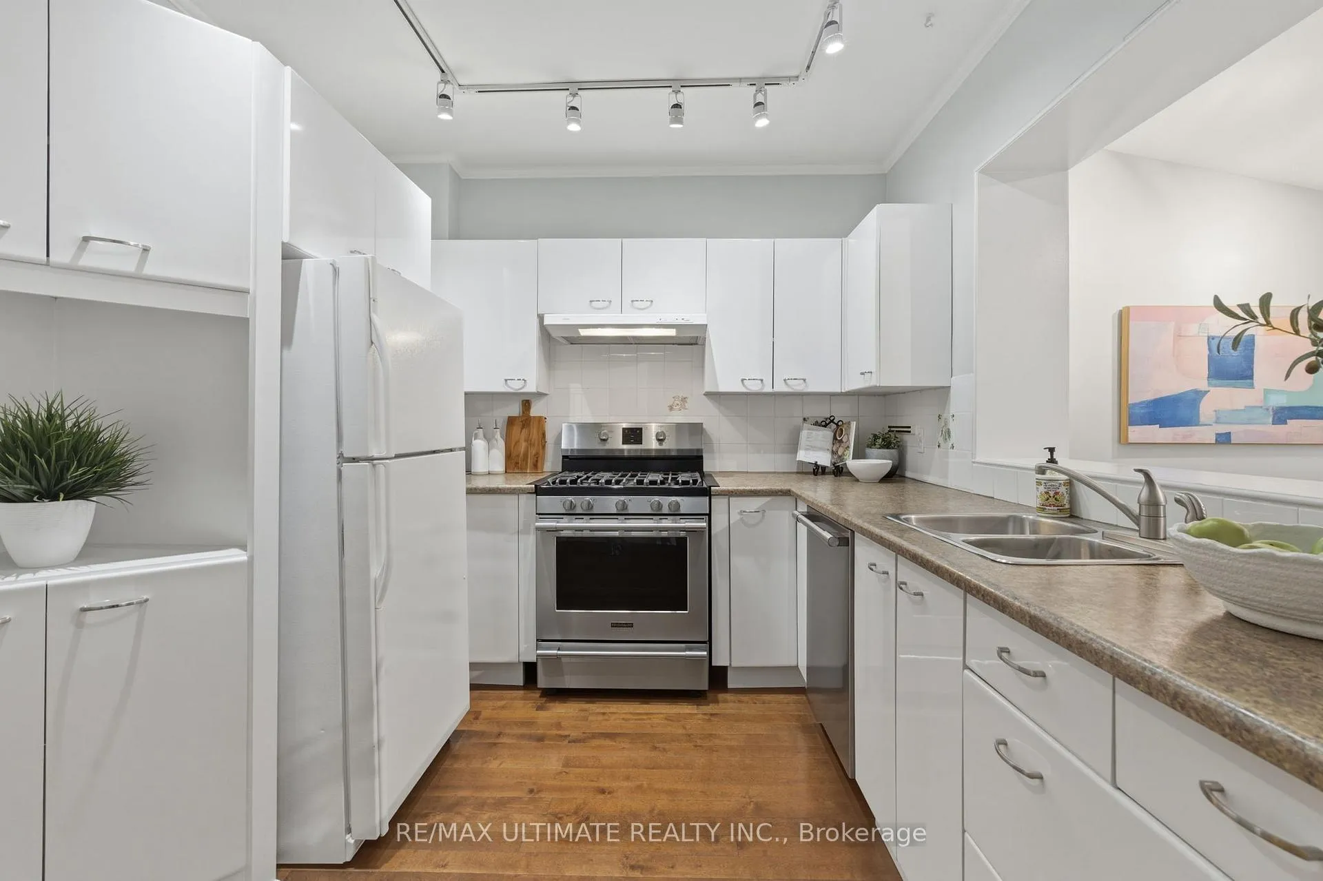 Photo 10 of 27 Osborne Avenue, Toronto, East End-Danforth — HOMEH