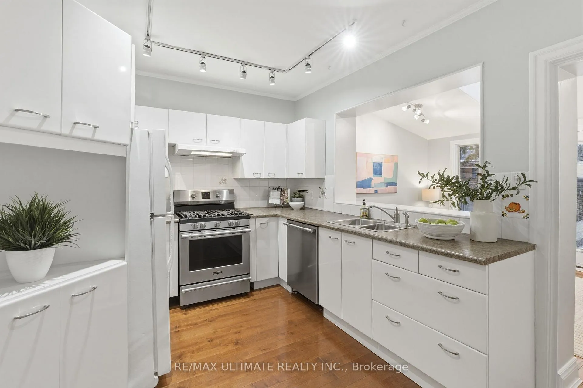 Photo 11 of 27 Osborne Avenue, Toronto, East End-Danforth — HOMEH