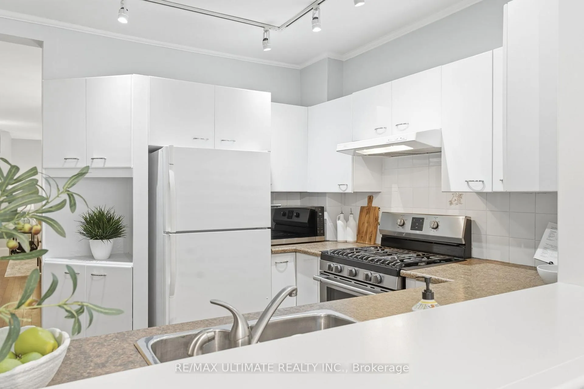 Photo 12 of 27 Osborne Avenue, Toronto, East End-Danforth — HOMEH