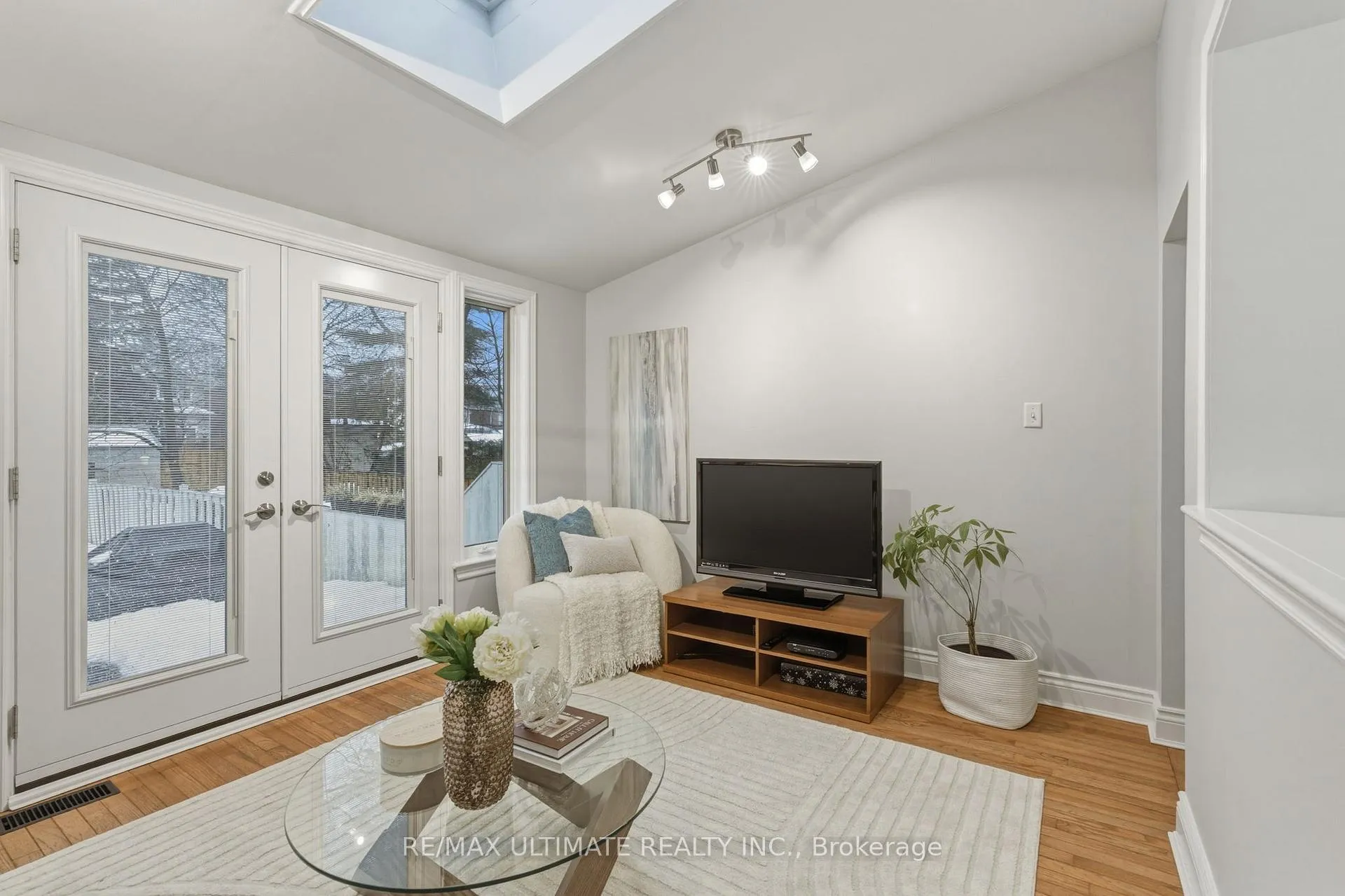 Photo 14 of 27 Osborne Avenue, Toronto, East End-Danforth — HOMEH