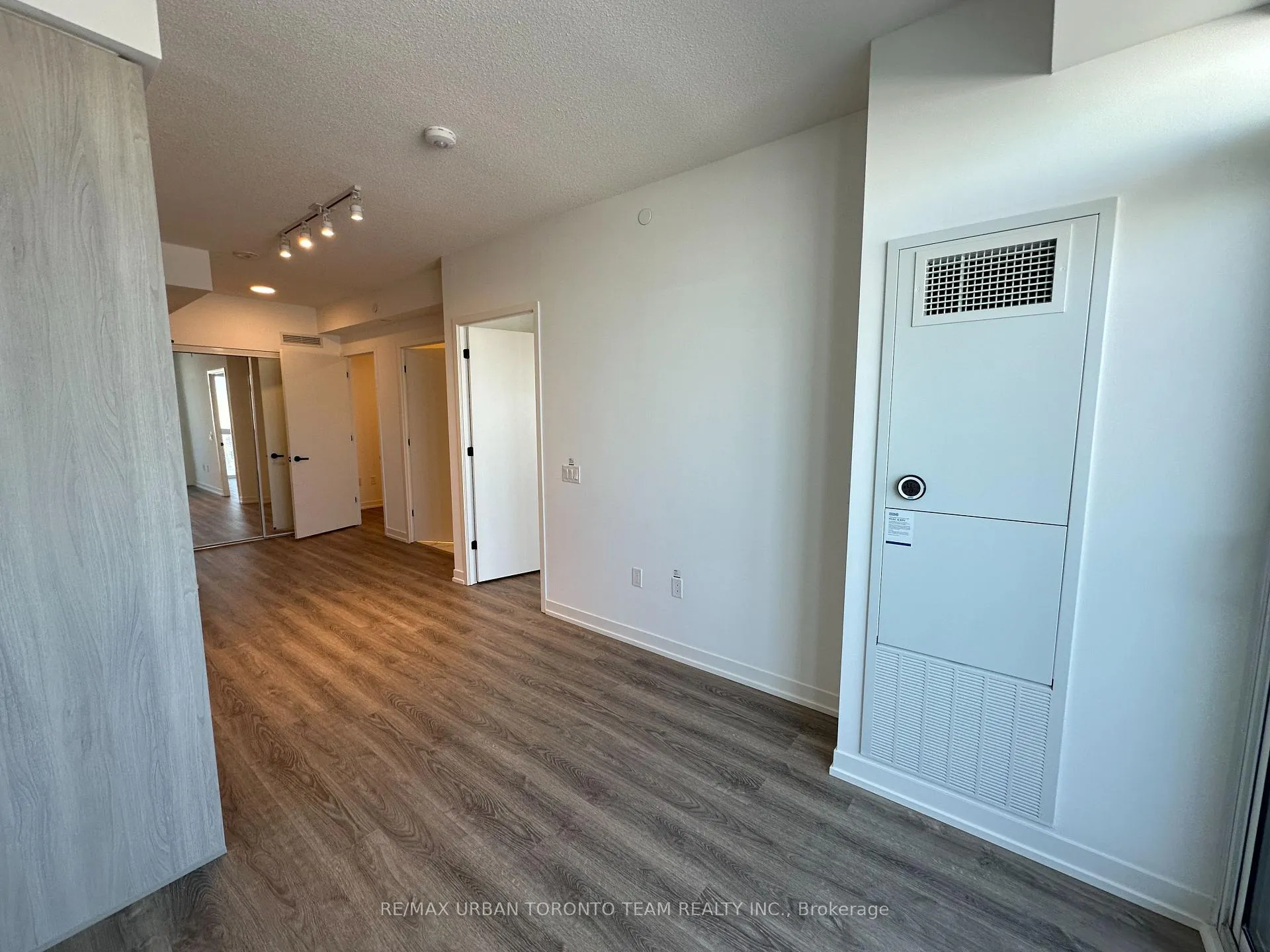Photo 10 of Unit 5508, 8 Interchange Way, Vaughan, Vaughan Corporate Centre — HOMEH
