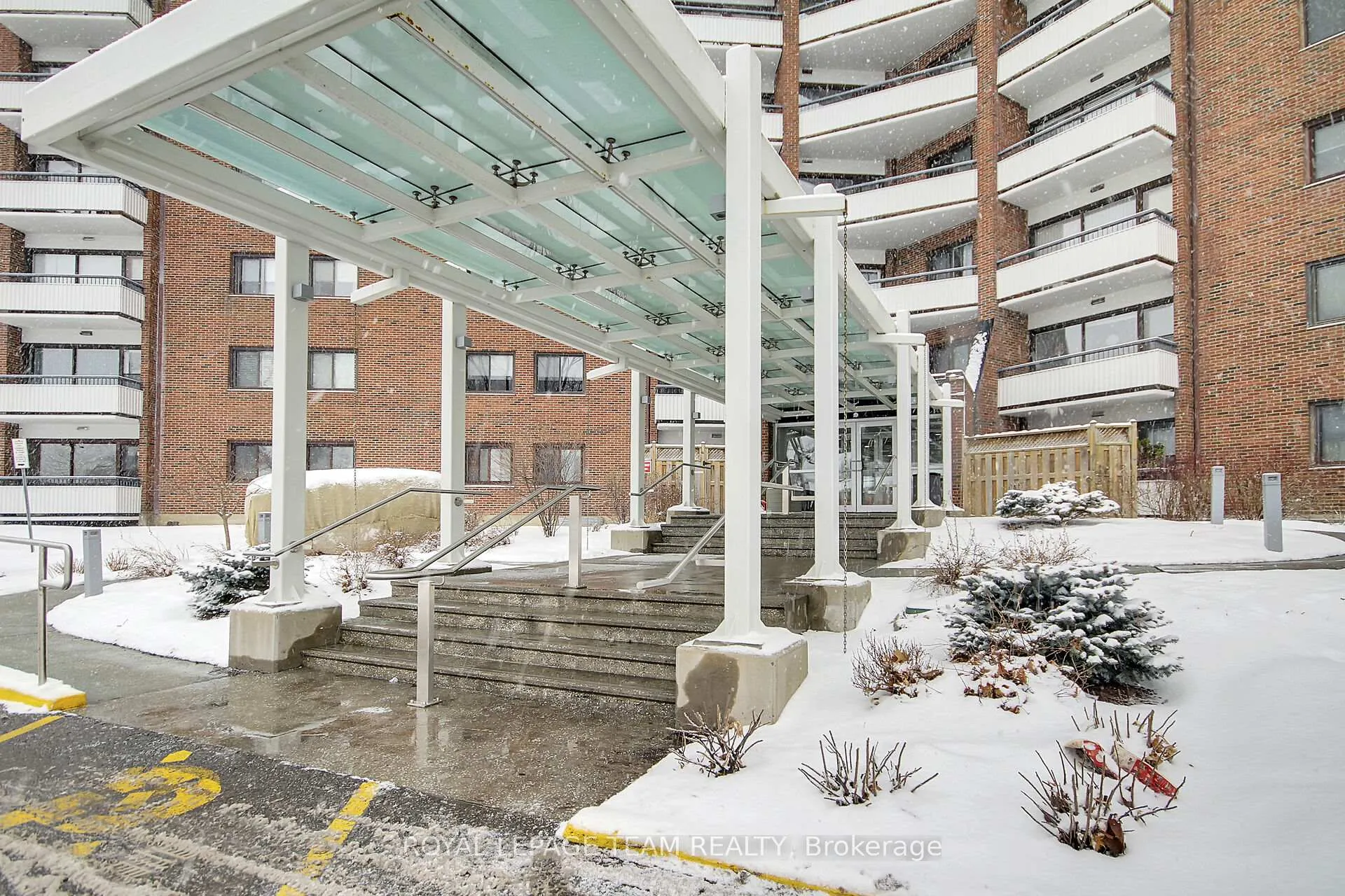 Photo 2 of Unit 708, 20 Chesterton Drive, Ottawa, Borden Farm/Stewart Farm/Carleton Heights/Parkwood Hills — HOMEH