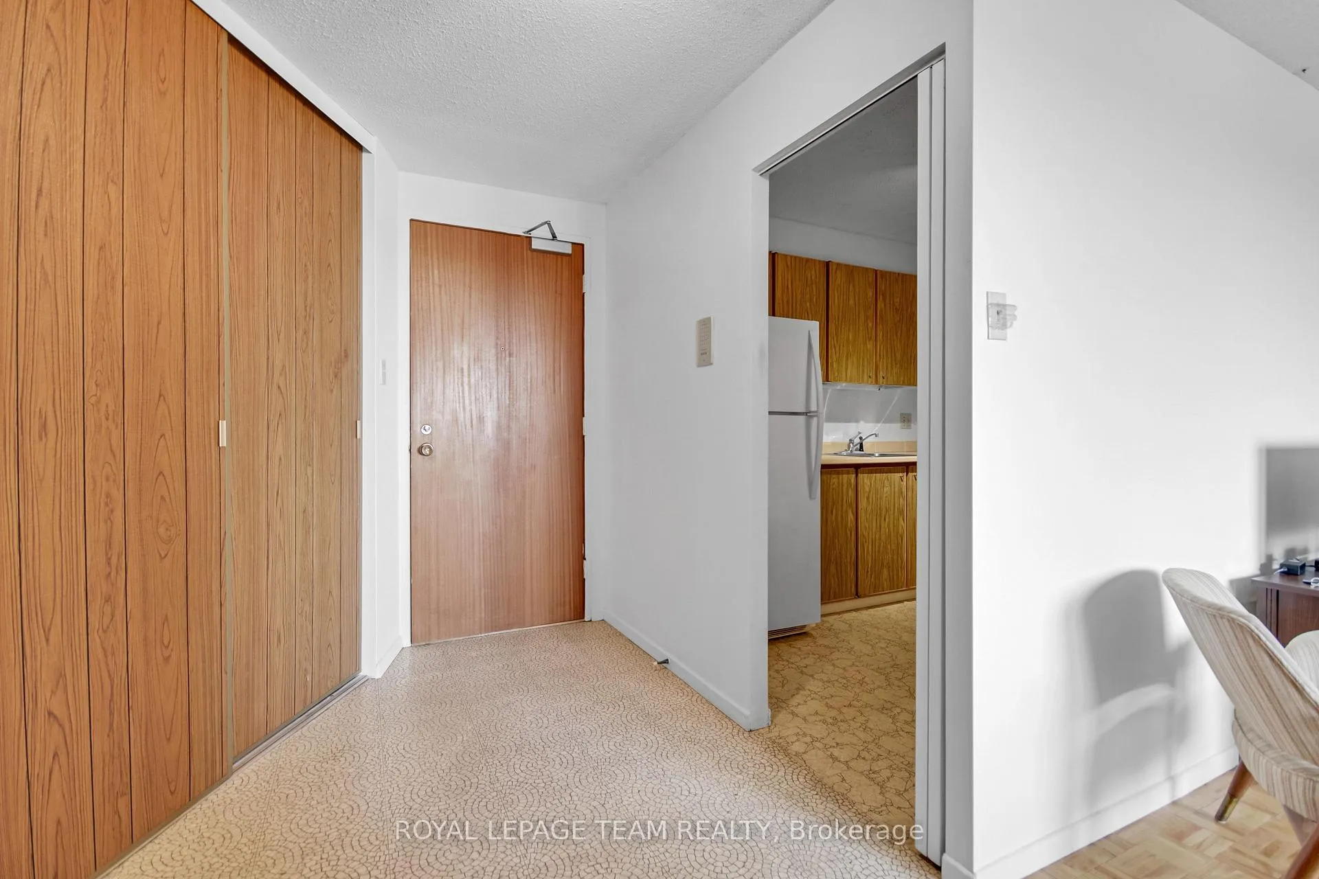 Photo 5 of Unit 708, 20 Chesterton Drive, Ottawa, Borden Farm/Stewart Farm/Carleton Heights/Parkwood Hills — HOMEH