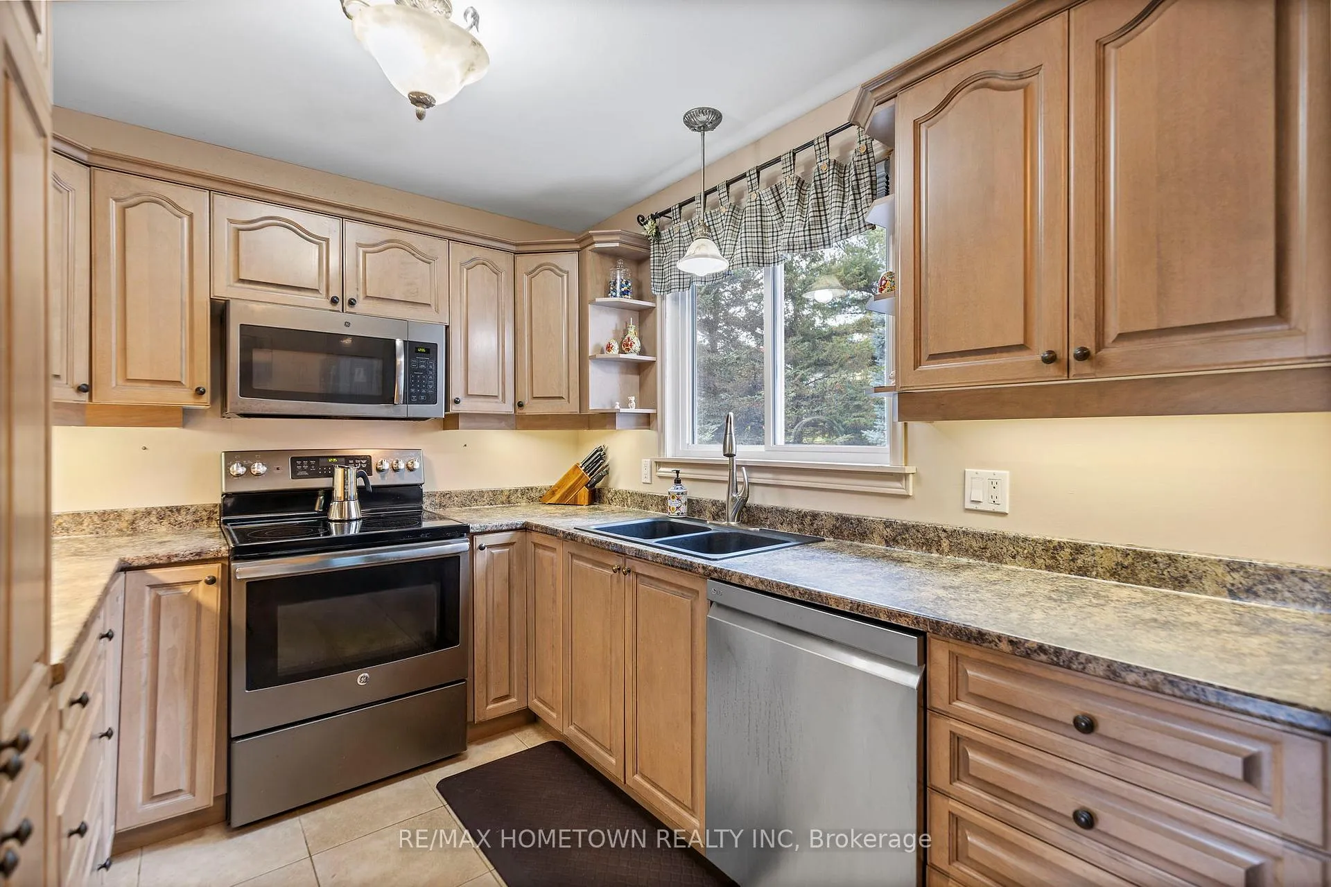 Photo 10 of 4 Meikle Drive, Augusta, Augusta Twp — HOMEH