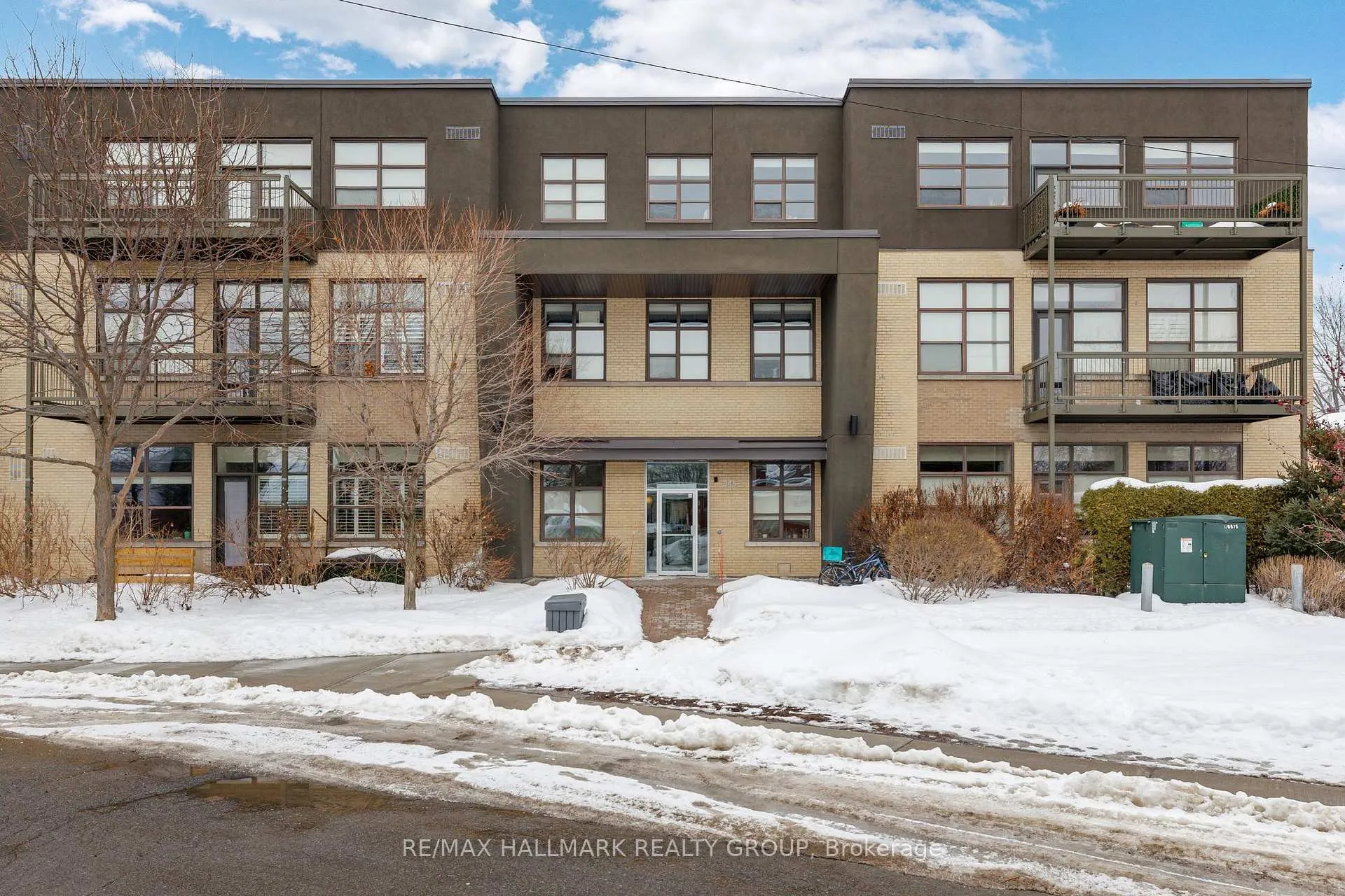 Front of Unit 211, 345 St Denis Street