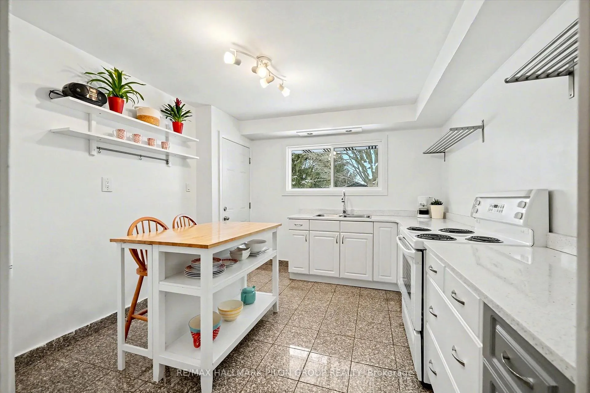 Photo 5 of 2089 Bangor Street, Ottawa, Elmvale Acres/Urbandale — HOMEH