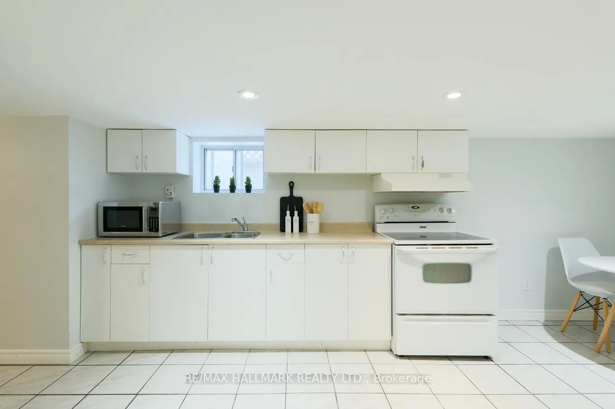 Photo 15 of 28 Lynn Road, Scarborough, Birchcliffe-Cliffside — HOMEH