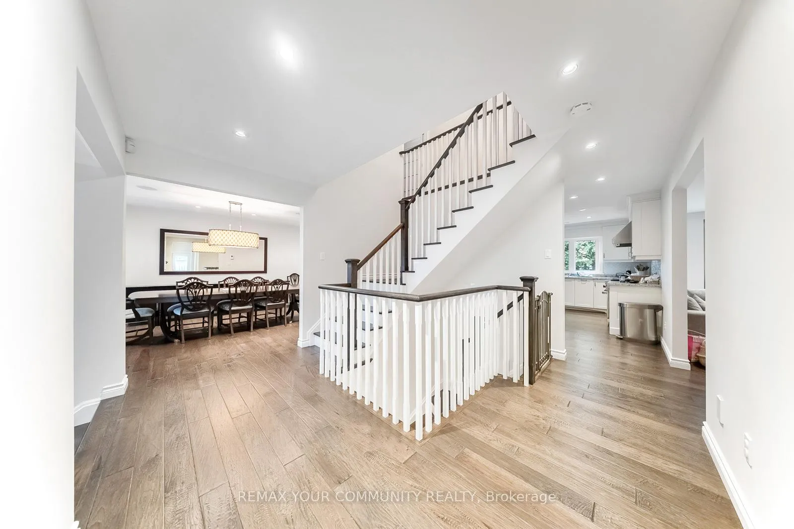 Photo 4 of 8 Spinning Wheel Court, Markham, Bayview Glen — HOMEH