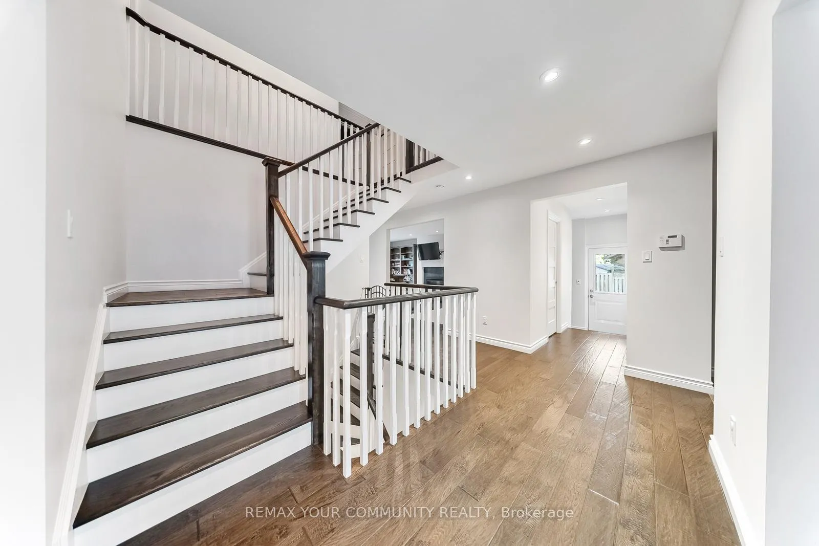 Photo 5 of 8 Spinning Wheel Court, Markham, Bayview Glen — HOMEH