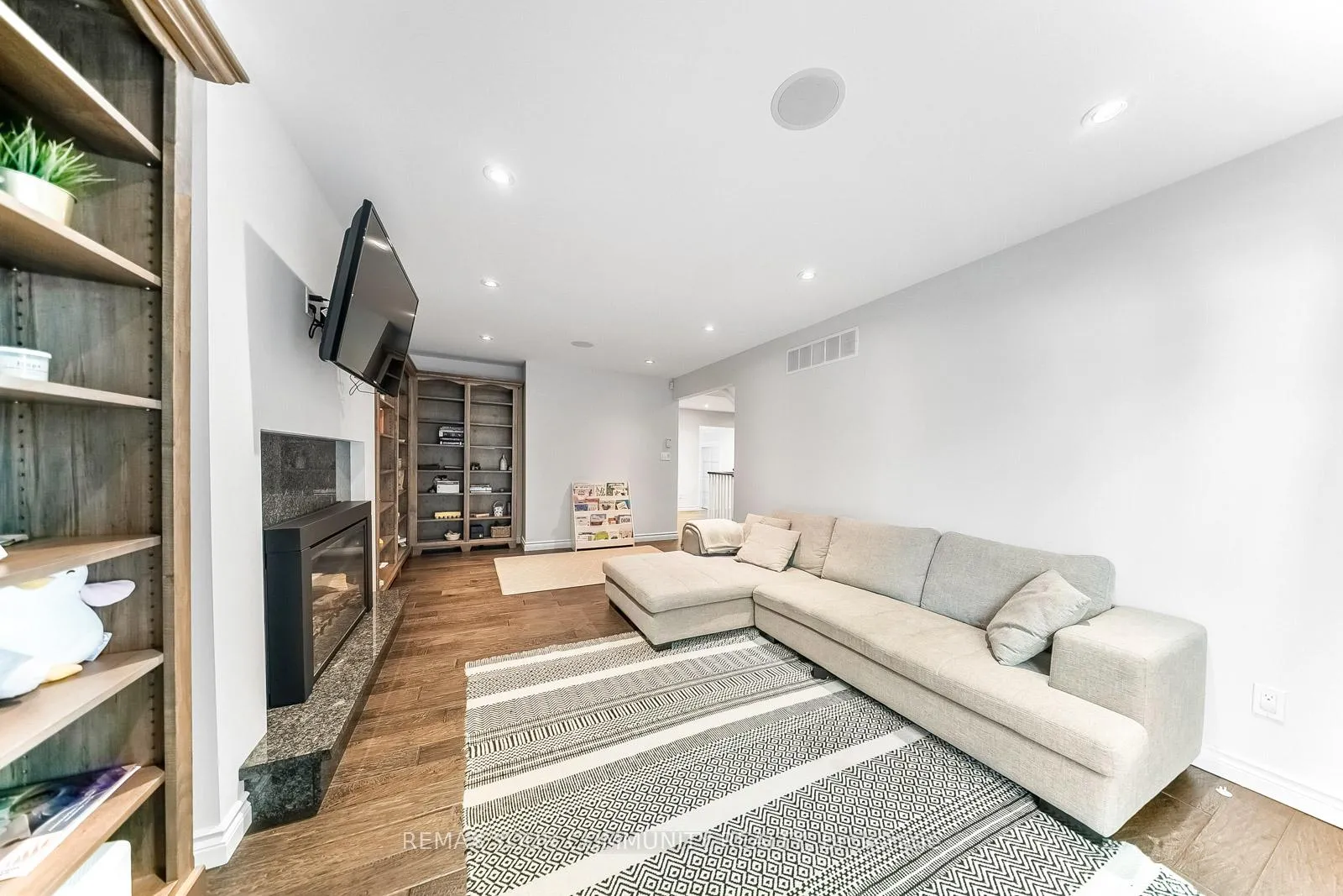 Photo 20 of 8 Spinning Wheel Court, Markham, Bayview Glen — HOMEH