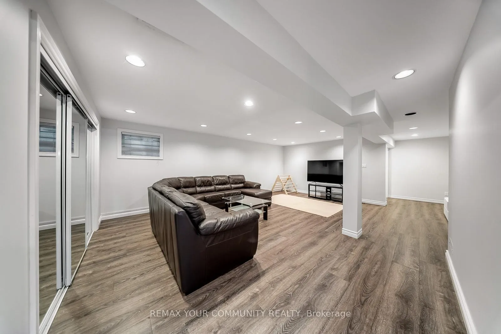 Photo 38 of 8 Spinning Wheel Court, Markham, Bayview Glen — HOMEH