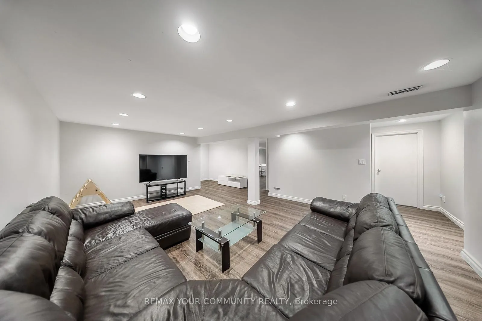 Photo 39 of 8 Spinning Wheel Court, Markham, Bayview Glen — HOMEH