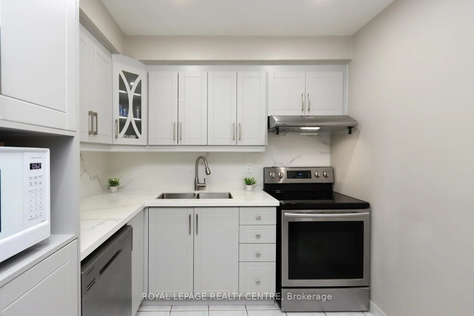 Photo 3 of Unit 11, 444 Silverstone Drive, Etobicoke, West Humber-Clairville — HOMEH