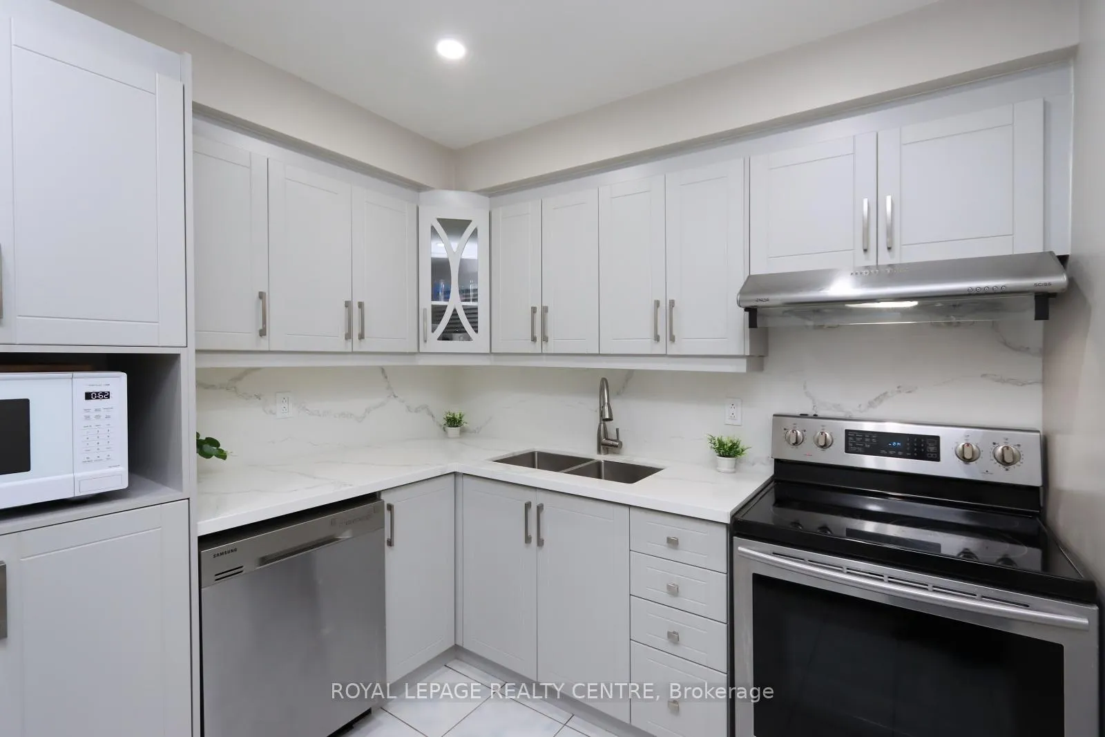 Photo 4 of Unit 11, 444 Silverstone Drive, Etobicoke, West Humber-Clairville — HOMEH