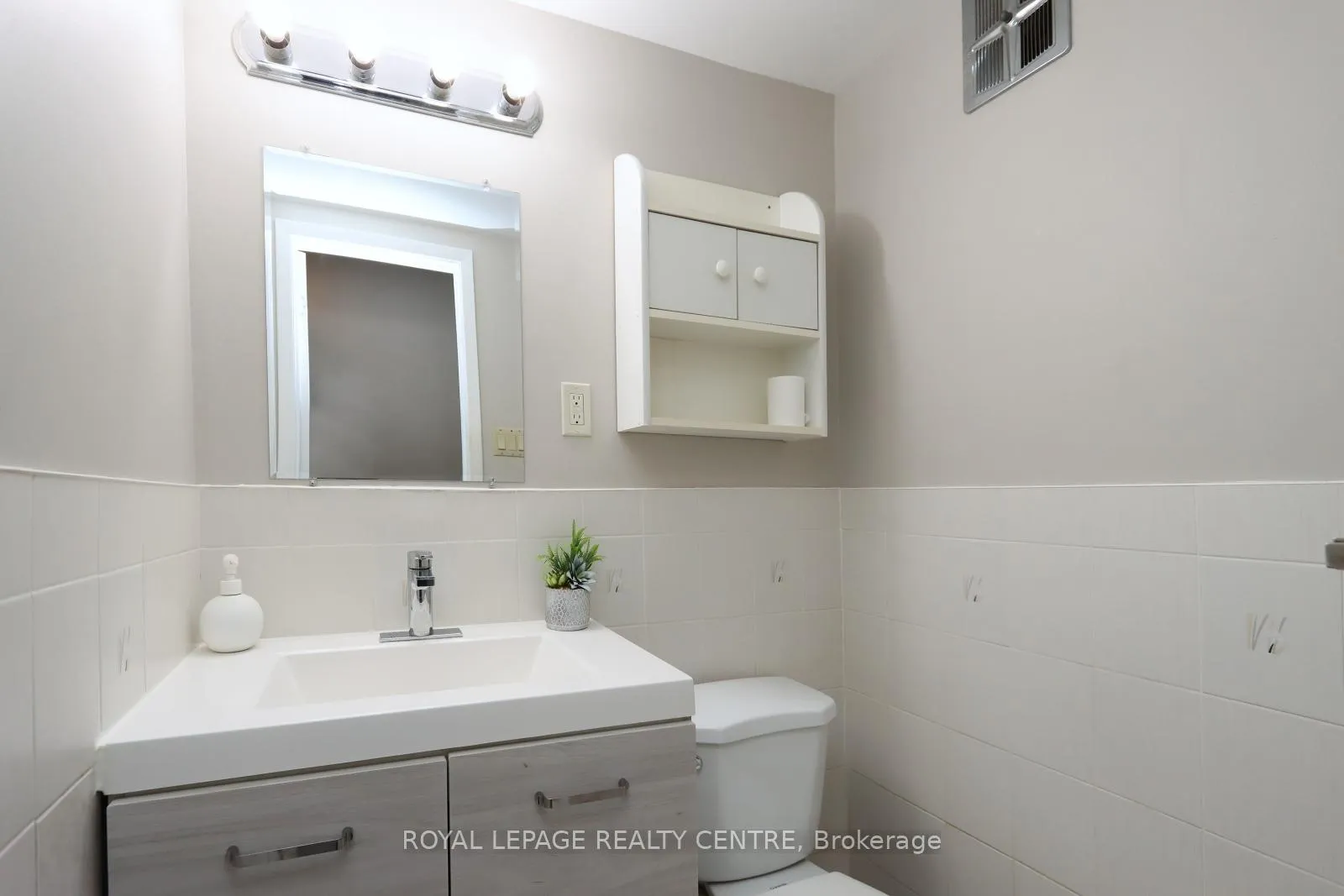 Photo 6 of Unit 11, 444 Silverstone Drive, Etobicoke, West Humber-Clairville — HOMEH