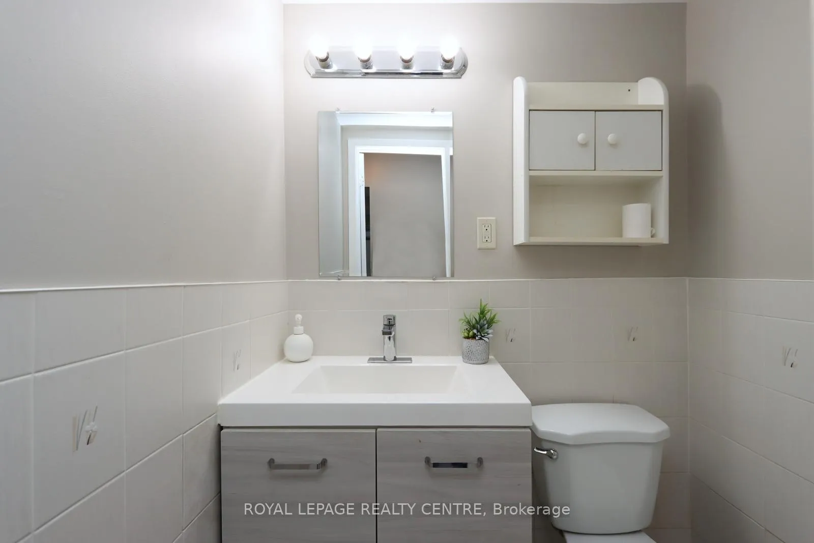 Photo 7 of Unit 11, 444 Silverstone Drive, Etobicoke, West Humber-Clairville — HOMEH