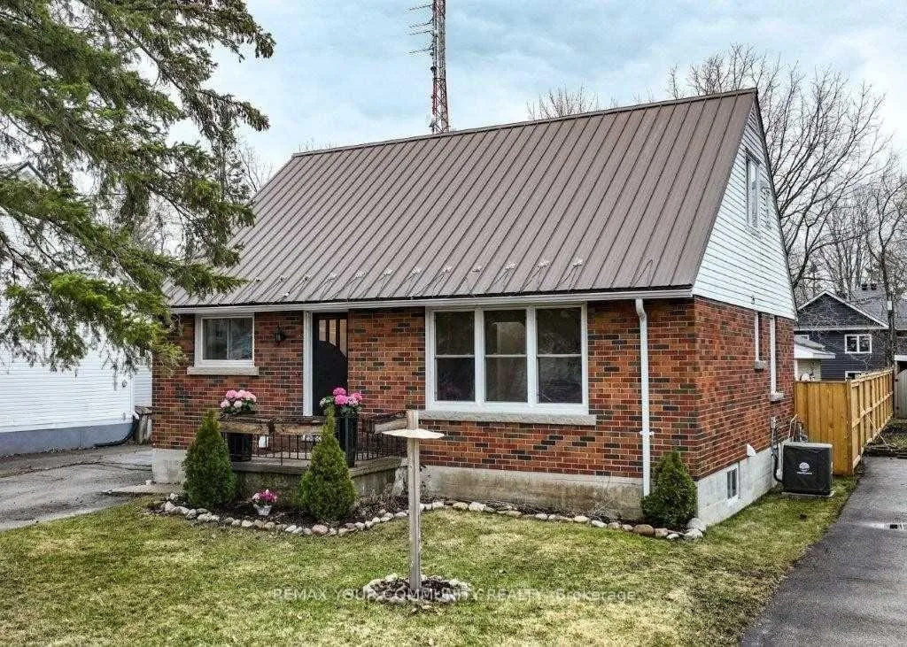 Photo 3 of 17 Champlain Street, Orillia — HOMEH