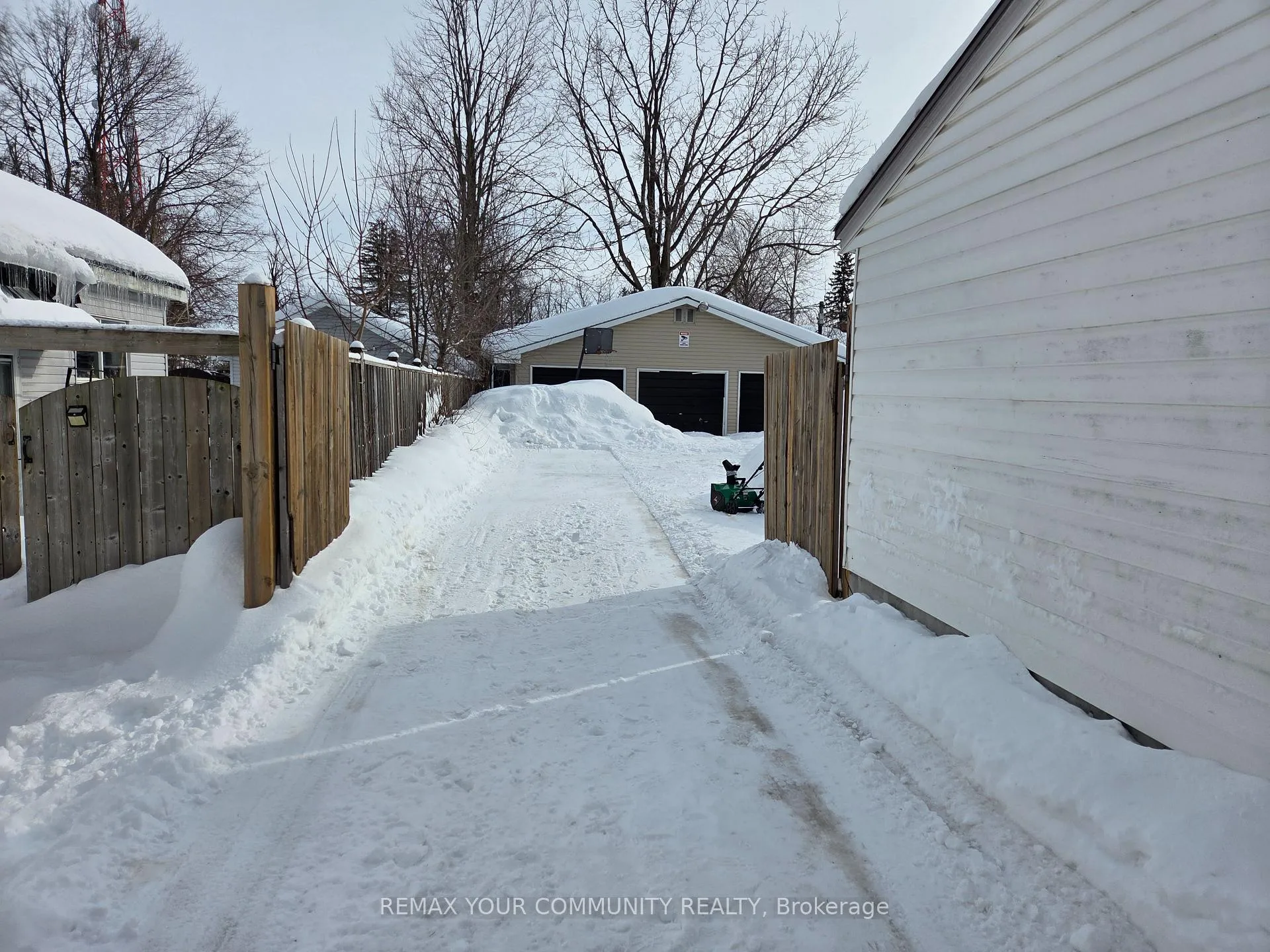 Photo 4 of 17 Champlain Street, Orillia — HOMEH