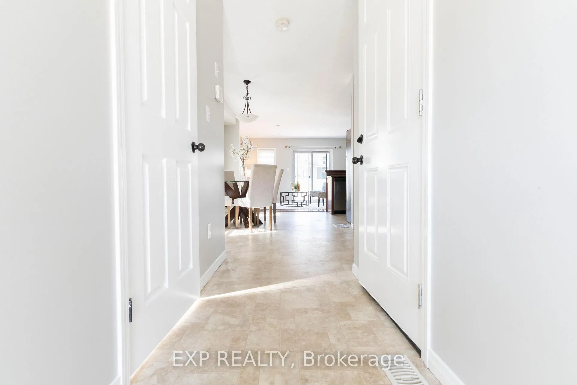 Photo 4 of 1319 Countrystone Drive, Kitchener, Highland West — HOMEH