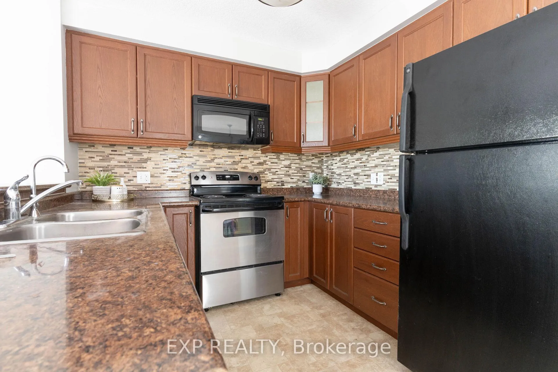 Photo 15 of 1319 Countrystone Drive, Kitchener, Highland West — HOMEH