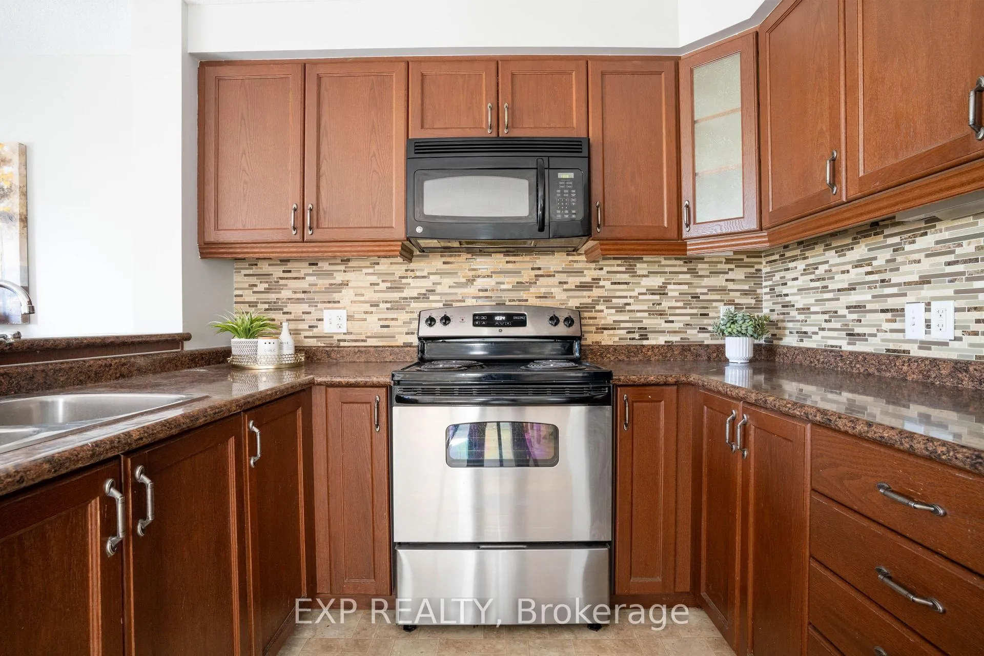 Photo 17 of 1319 Countrystone Drive, Kitchener, Highland West — HOMEH