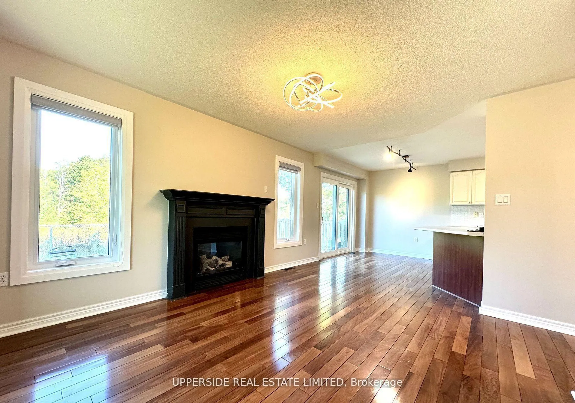 Photo 3 of Unit Upper, 46 Country Lane, Barrie, Painswick South — HOMEH