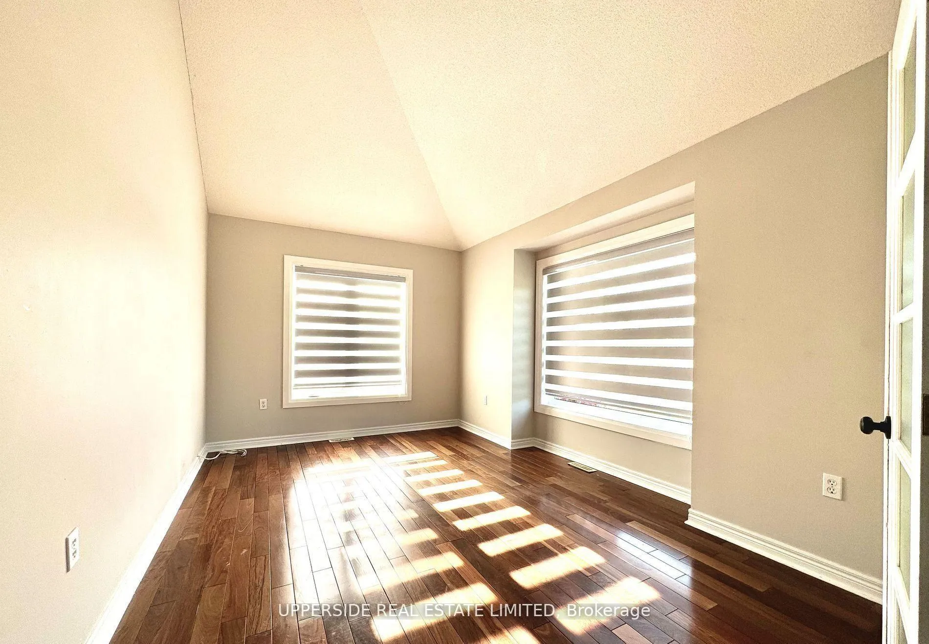 Photo 4 of Unit Upper, 46 Country Lane, Barrie, Painswick South — HOMEH