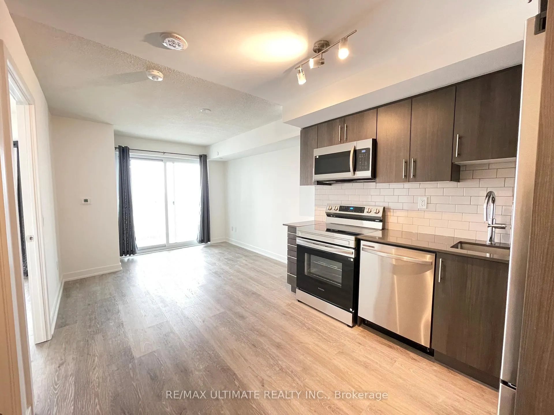 Photo 2 of Unit 1712, 1010 Sandy Beach Road, Pickering, Bay Ridges — HOMEH