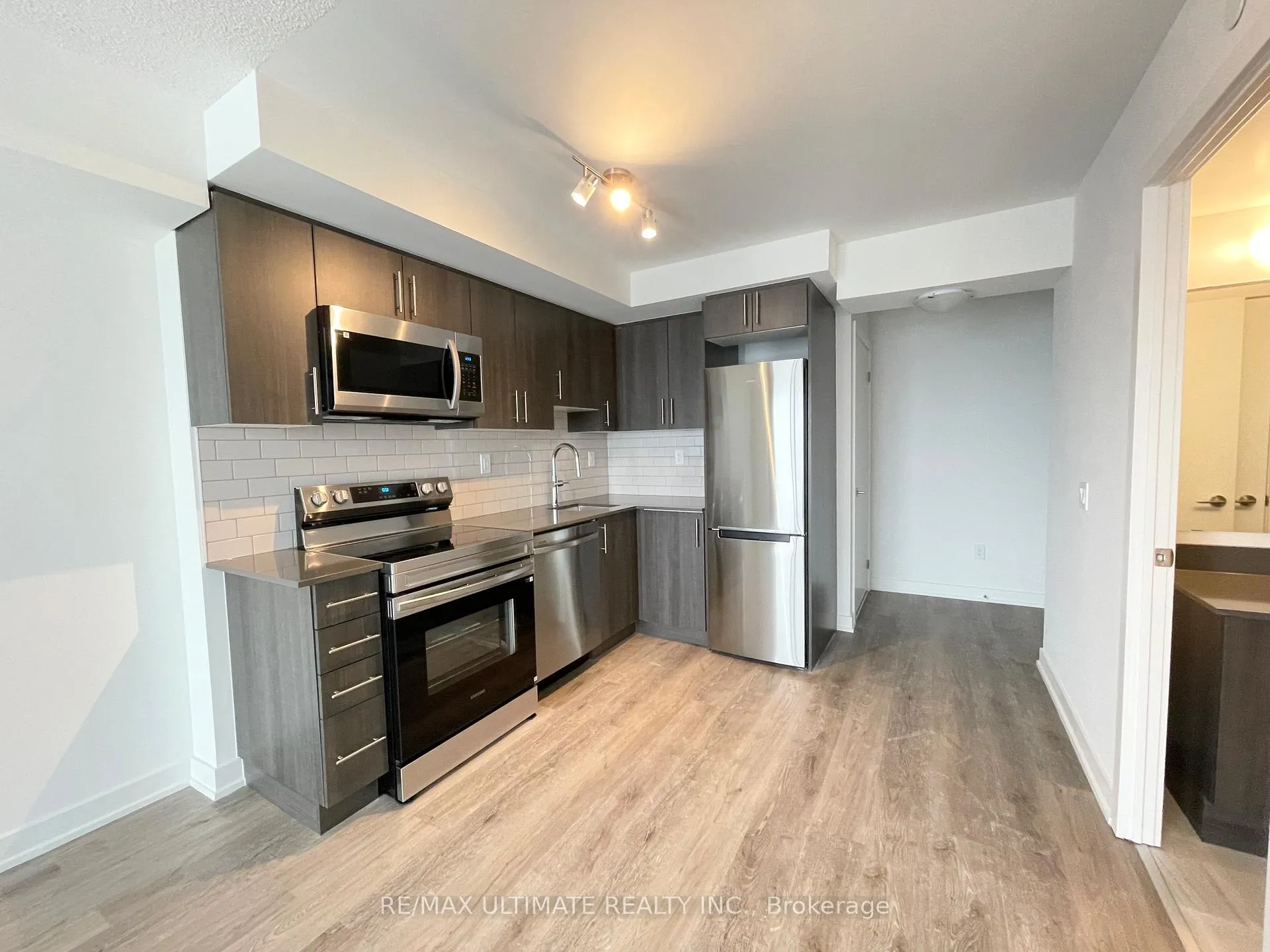 Photo 4 of Unit 1712, 1010 Sandy Beach Road, Pickering, Bay Ridges — HOMEH
