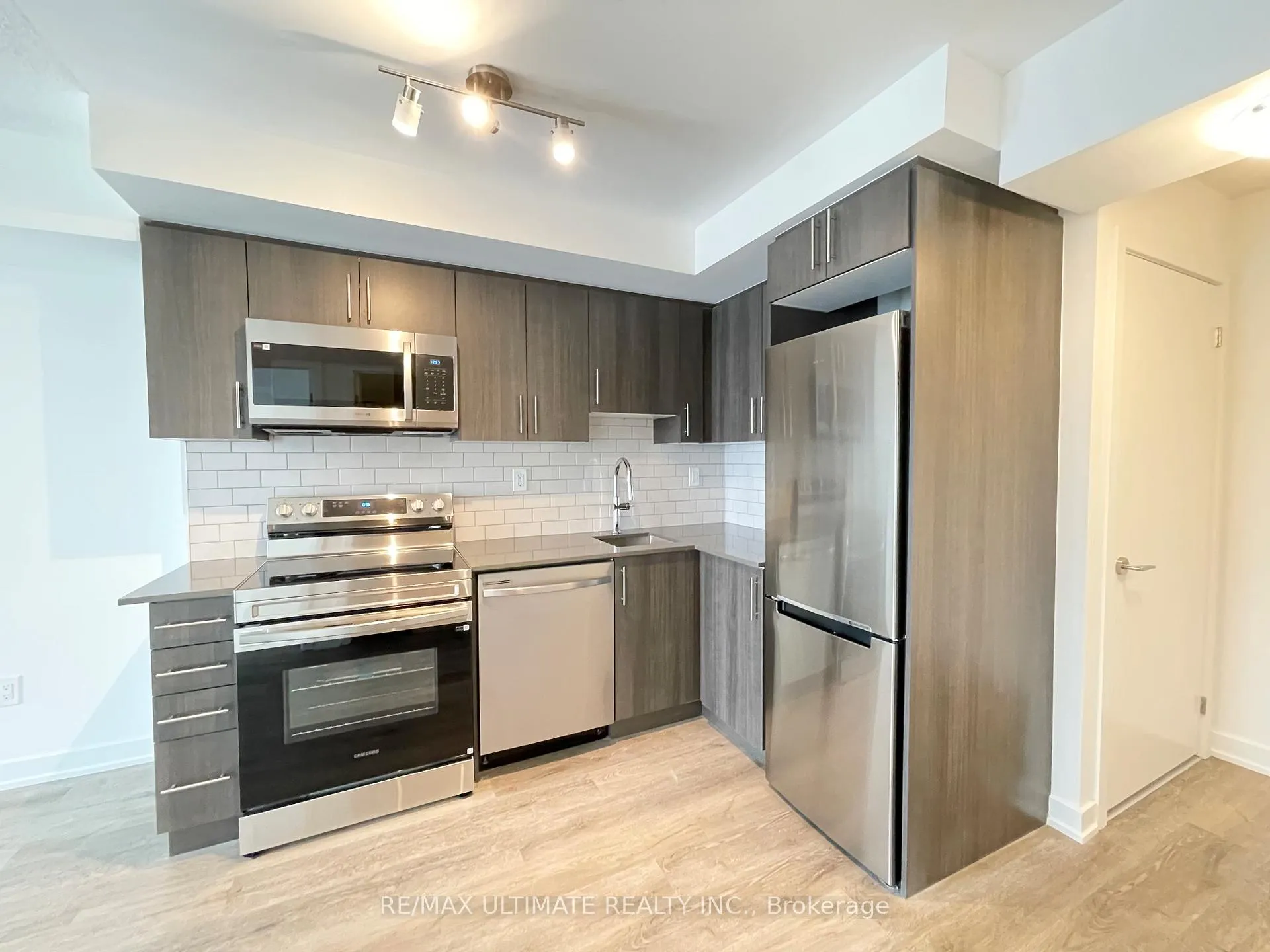 Photo 5 of Unit 1712, 1010 Sandy Beach Road, Pickering, Bay Ridges — HOMEH