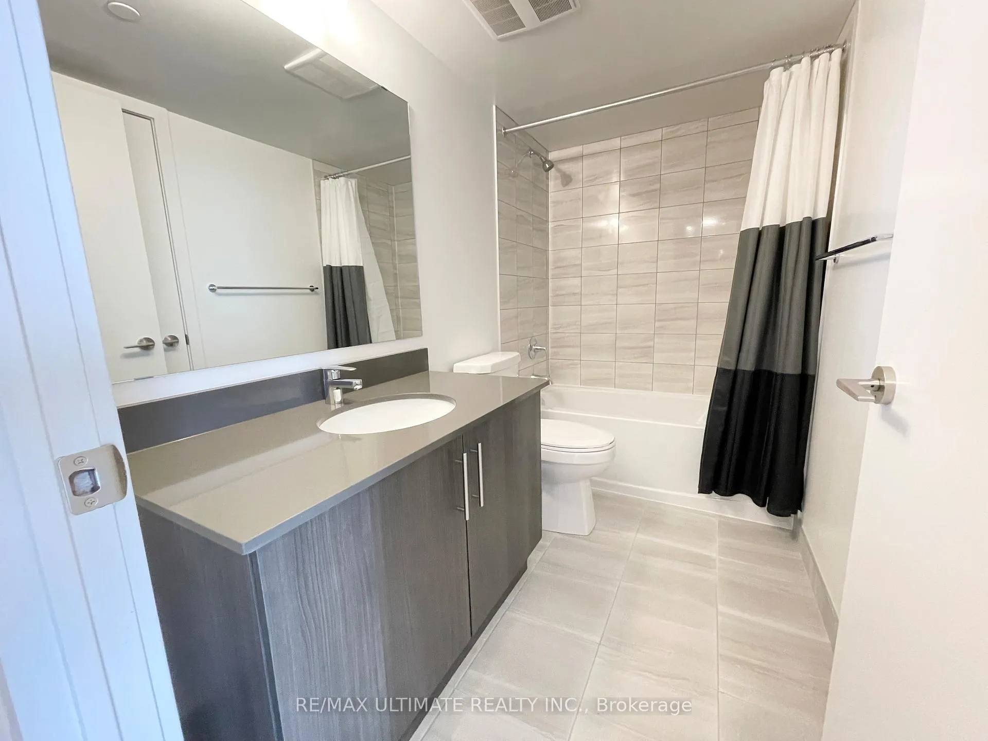 Photo 10 of Unit 1712, 1010 Sandy Beach Road, Pickering, Bay Ridges — HOMEH