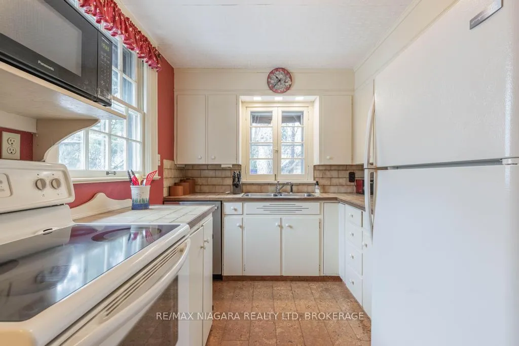 Photo 9 of 2 Gardiner Place, St. Catharines, Downtown — HOMEH