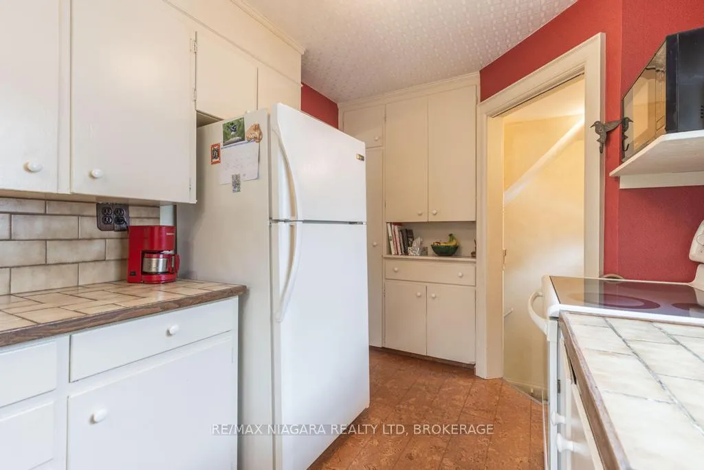 Photo 10 of 2 Gardiner Place, St. Catharines, Downtown — HOMEH
