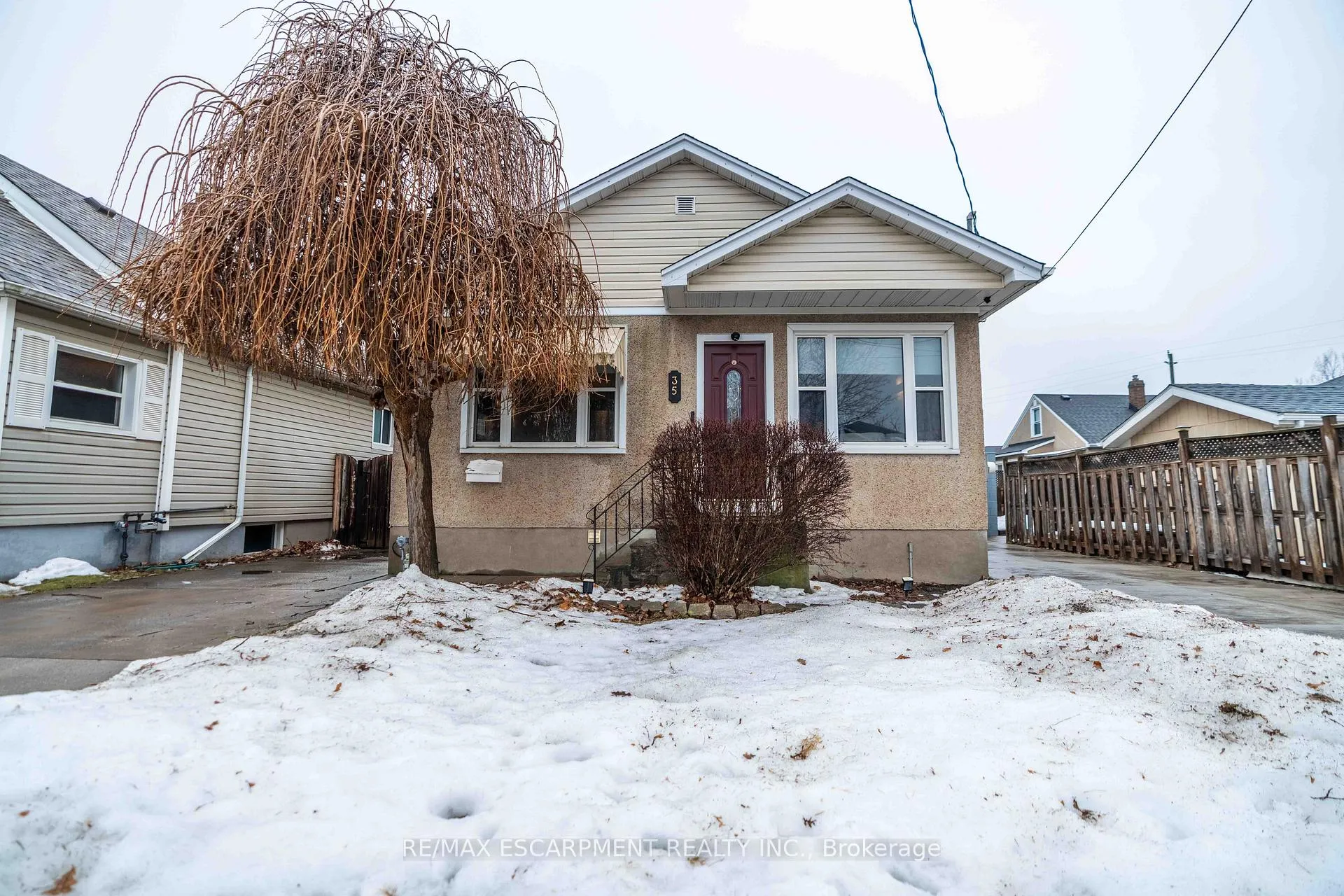 Photo 2 of 35 Charles Avenue, St. Catharines, Facer — HOMEH