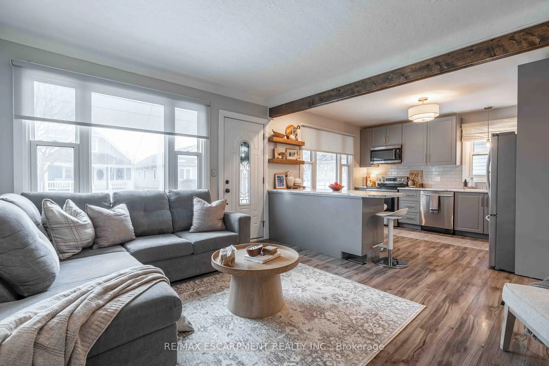 Photo 3 of 35 Charles Avenue, St. Catharines, Facer — HOMEH