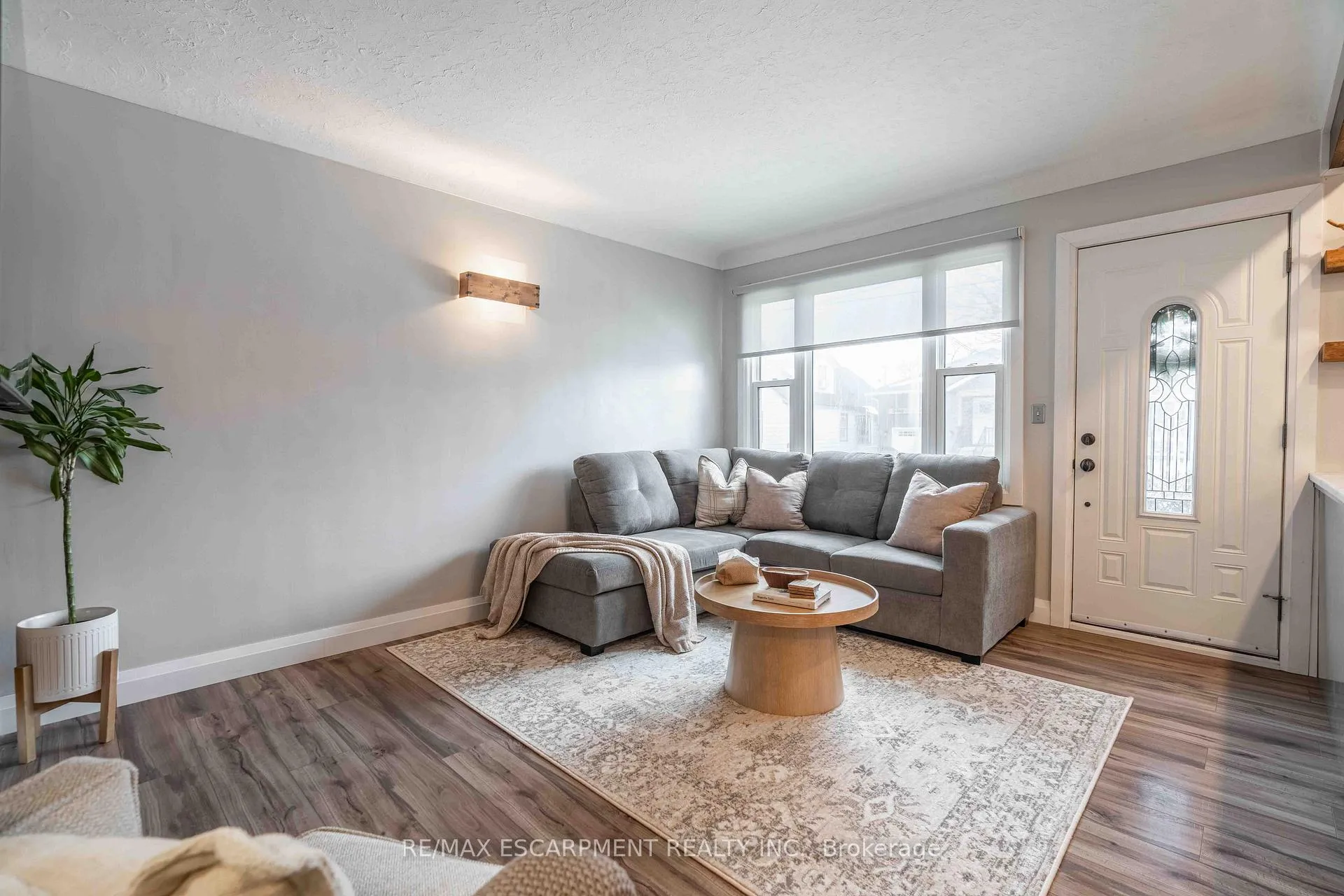 Photo 4 of 35 Charles Avenue, St. Catharines, Facer — HOMEH