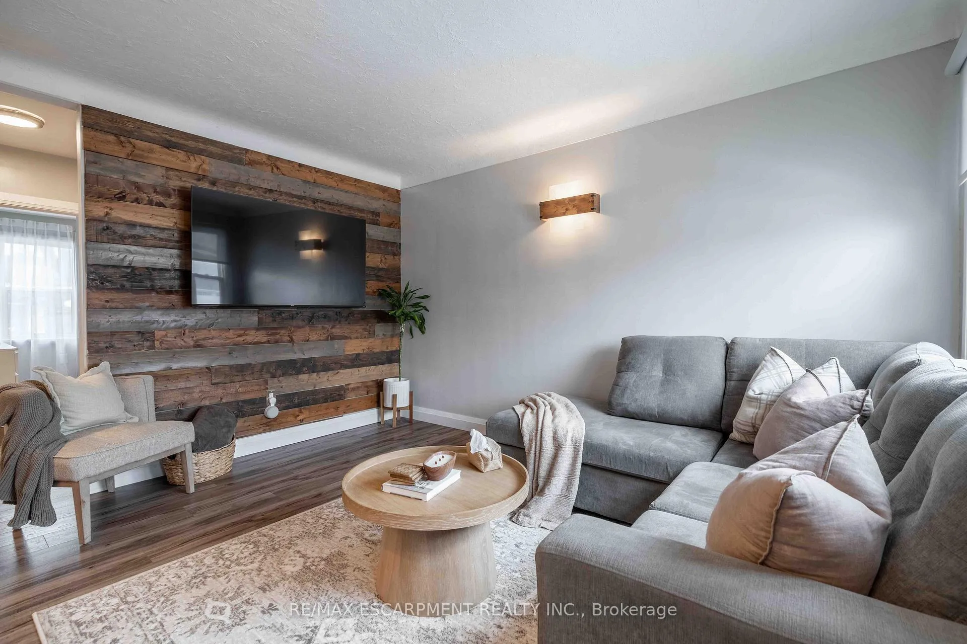 Photo 5 of 35 Charles Avenue, St. Catharines, Facer — HOMEH