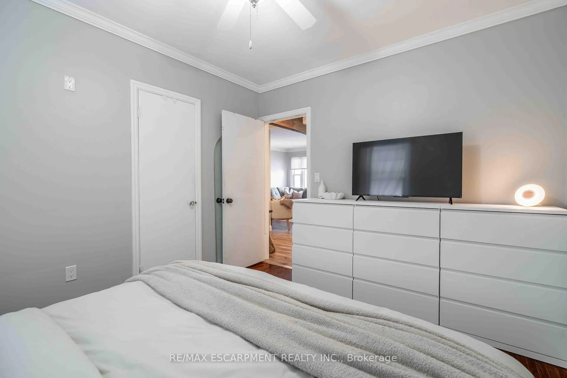 Photo 13 of 35 Charles Avenue, St. Catharines, Facer — HOMEH