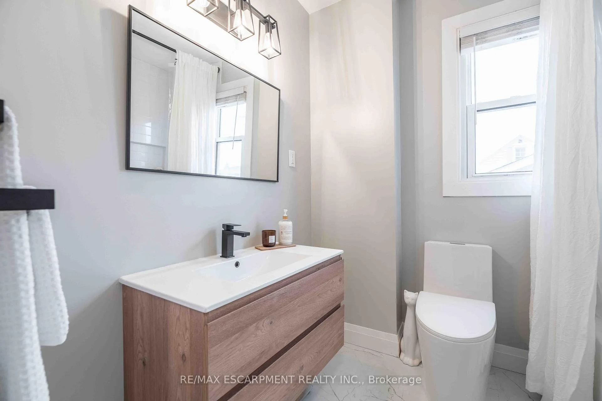 Photo 16 of 35 Charles Avenue, St. Catharines, Facer — HOMEH