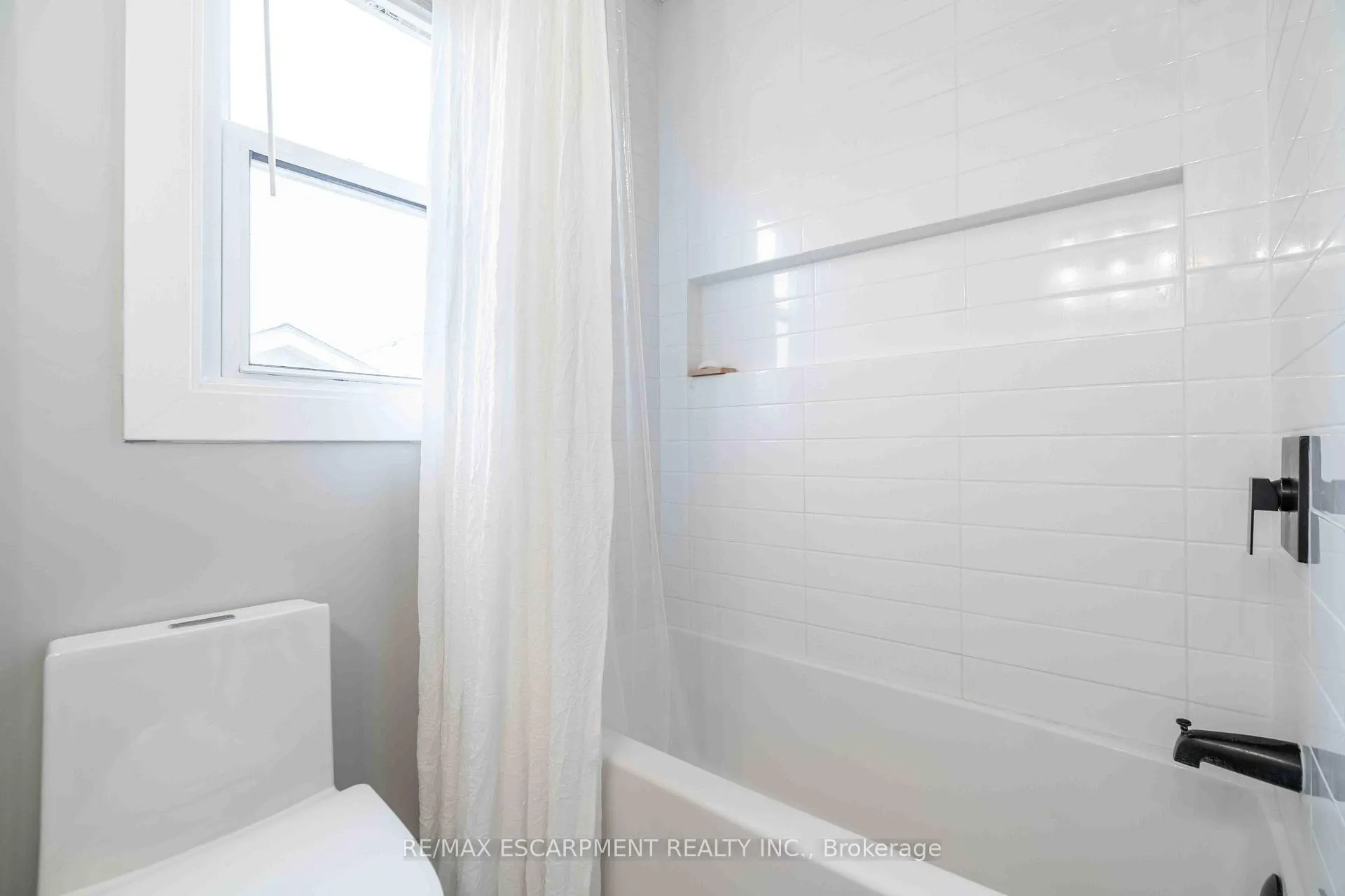 Photo 17 of 35 Charles Avenue, St. Catharines, Facer — HOMEH